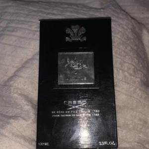 Creed Aventus Eau de Parfum 100ml - Creed Aventus EdP 100 ml Upplev en av världens mest ikoniska och eftertraktade parfymer – Creed Aventus. Sedan lanseringen 2010 har Aventus blivit en modern klassiker och är känd för sin unika kombination av kraft, elegans och sofistikation.