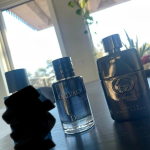Två parfymer från Dior och Gucci - Dior Sauvage EDT 60ml uppskattar jag till strax under 40ml. Gucci Guilty Parfum 50ml cirka 45ml kvar. Kan säljas som paket eller var och en för sig. Kom med bud! Byten kan också vara av intresse 🤝 Passa på och köp schyssta sommarparfymer ☀️☀️