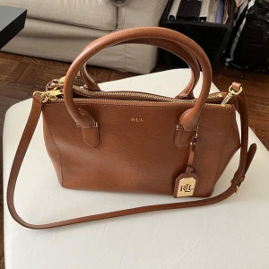 Brun Ralph Lauren Handväska - Fint skick! Nypris: Ca 4000 kr Slutsåld modell