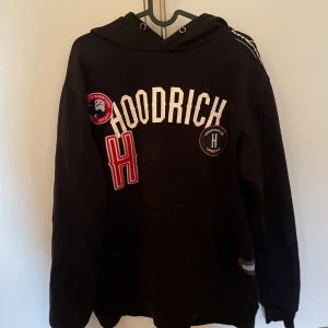 Hoodrich hoodie svart  - Säljer min hoodrich hoodie då den inte kommer till användning, den är som ny, inga fläckar o inga skador. Den är i storlek M men skulle säg att den är stor i storleken. Skriv för fler bilder eller om ni har fler frågor!☺️
