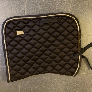 Svart quiltad schabrak Equestrian Sthlm💗⭐️ - Säljer ett brunt Equestrian Sthlm schabrak❤️ Säljer för att jag har för mycke💗