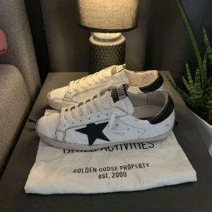 Golden Goose Superstar  - Säljer dessa Golden goose skor, påse tillkommer även 💞