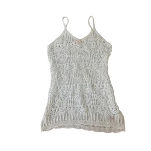 Vit virkad strandklänning, Gina Tricot - Supersöt vit virkad kort strandklänning från Gina Tricot med smala axelband och snyggt mönster. Perfekt att ha över badkläderna när man ska till stranden, klänningen har några små fläckar som det finns bilder på. Fråga frågor och kom med prisförslag!💕