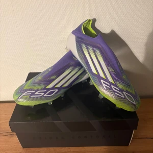 Adidas F50 lila fotbollsskor - Säljer nu adidas senaste skor som är sprillans nya f50 fotbollsskor från adidas. Skorna är inte använda alls, extra sula, skohorn och skopåse medföljer. Priset är inte hugget i sten bara hör av er vid frågor eller intresse.