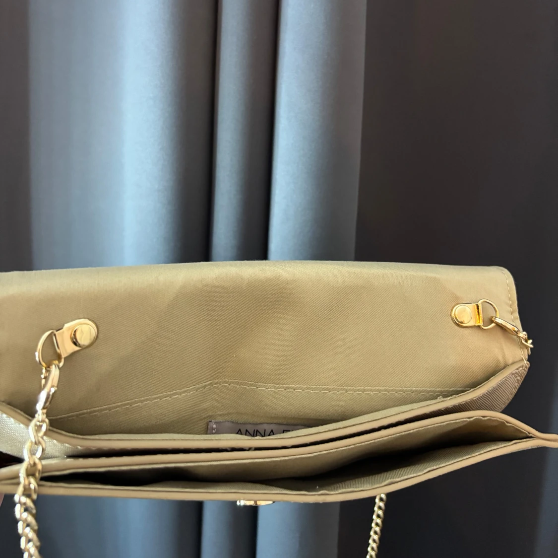 Guldig/champange kuvertväska från Anna Field - 2