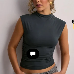 Mörkgrå  topp med hög hals - Snygg mörkgrå topp. Inga hål eller så💓slutsåld överallt 