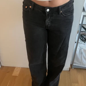 Low Loose Svarta Jeans - Jag brukar ha storlek 36-38 i byxor. Dessa passar i midjan men spänner vid rumpan och säljs därför. Brukar du ha storlek 36+ rekommenderar jag inte dem här. 