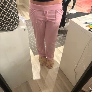 Rosa mjukisbyxor Juicy Couture XXS - Hejj❤️ Säljer ett par  rosa mjukisbyxor från Juicy Couture i storlek XXS, är 155cm och dom sitter jätte i längden på mig❤️ kan även gå lägre på priset!!