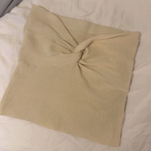 Beige tubtopp - Säljer då denna är för stor för mig. Har fler tubtoppar uppe i min profil, kolla gärna in för bundle!🥰
