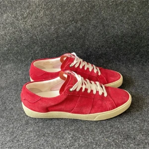 Röda Saint Laurent Skor - Säljer ett par röda saint Laurent skor i storlek 41. Bra skick utan defekter. De är äkta✅Skriv vid funderingar. 