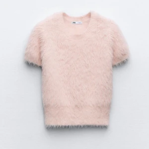 Ljusrosa fluffig tröja från Zara - Supermjuk och fluffig ljusrosa tröja från Zara med korta ärmar. Knappt använd och väldigt bra skick.