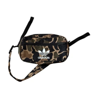 Camouflage magväska från Adidas - Riktig fett magväska från Adidas kamouflage designad. Använd 5 månadermen ser ändå nytt ut.