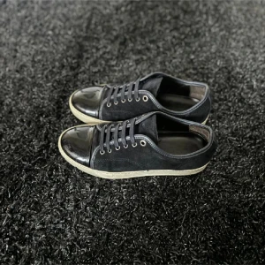 Lanvin skor - Tjenare säljer ny dessa tvärfeta lanvin skorna i färgen marinblå, dom är i storlek 42 och påse medföljer skicket är 9/10 hör gärna av er vid frågor och funderingar Mvh 