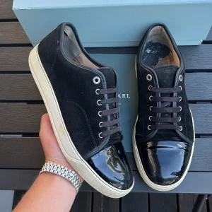 Lanvins - Säljer dessa sjukt feta lanvins som passar till allt! | uk9 /43-44 | skick 8,5/10 jättebra skick men finns 3 defekter: innersulorna är slitna, heeldrag där bak samt lite sliten höger häl | box , 2st dustbags , kort , kvitto/orderbekräftelse ingår! | tveka inte på att höra av dig vid minsta fundering 🤩