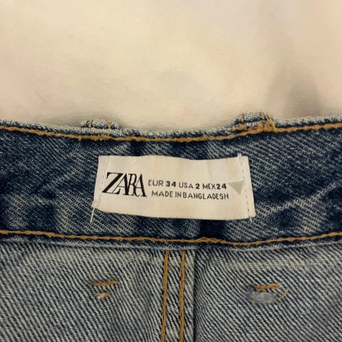 Blå slitna jeansshorts med fransar - 4