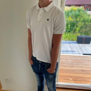 Morris piké - Säljer nu denna vita Morris piké, skriv för fler bilder/frågor🙌🏼