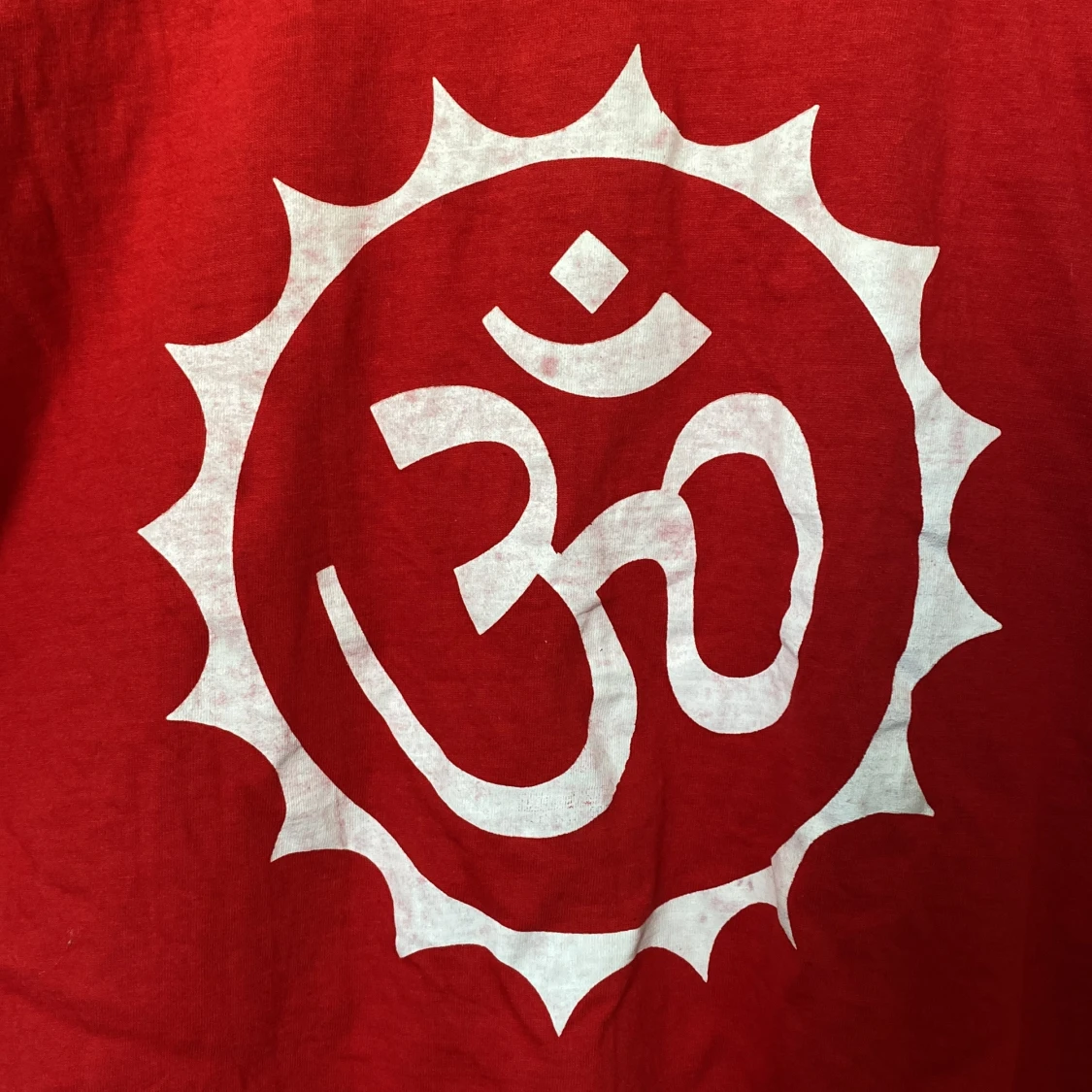 Orange-Röd t-shirt med vit Om-symbol - 1