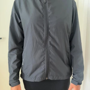 Abacus golf vindjacka - Säljer en Abacus vindjacka i storlek XS som har ett tunt och skönt tyg. Den är enbart använd en gång p.g.a. för lite golfspelande.