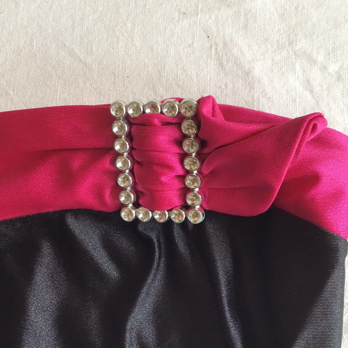 Svart och rosa tubtopp med strassdetalj - 4