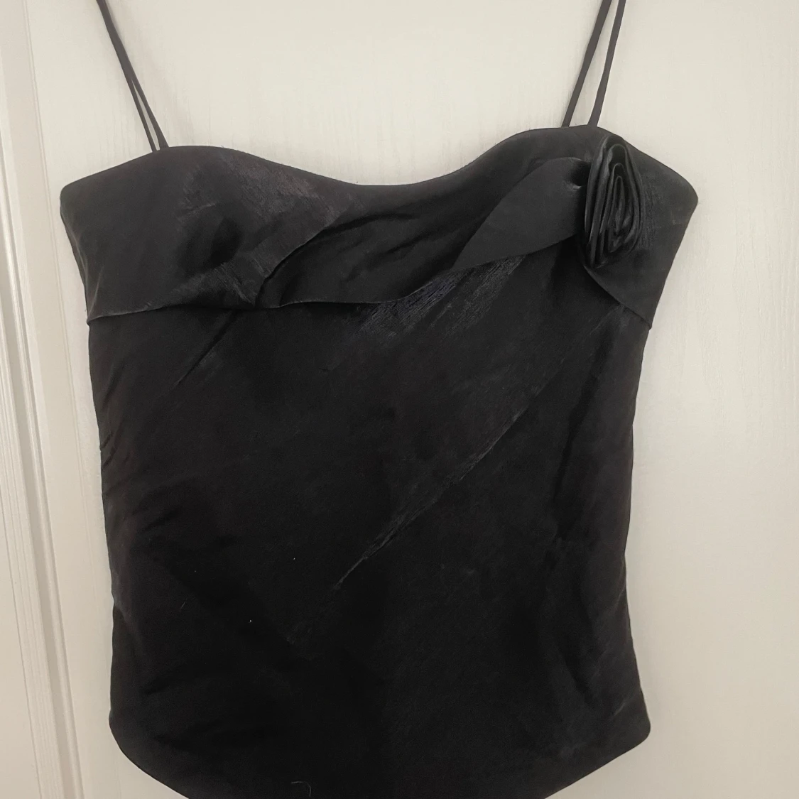 Svart linne med en rosdetalj