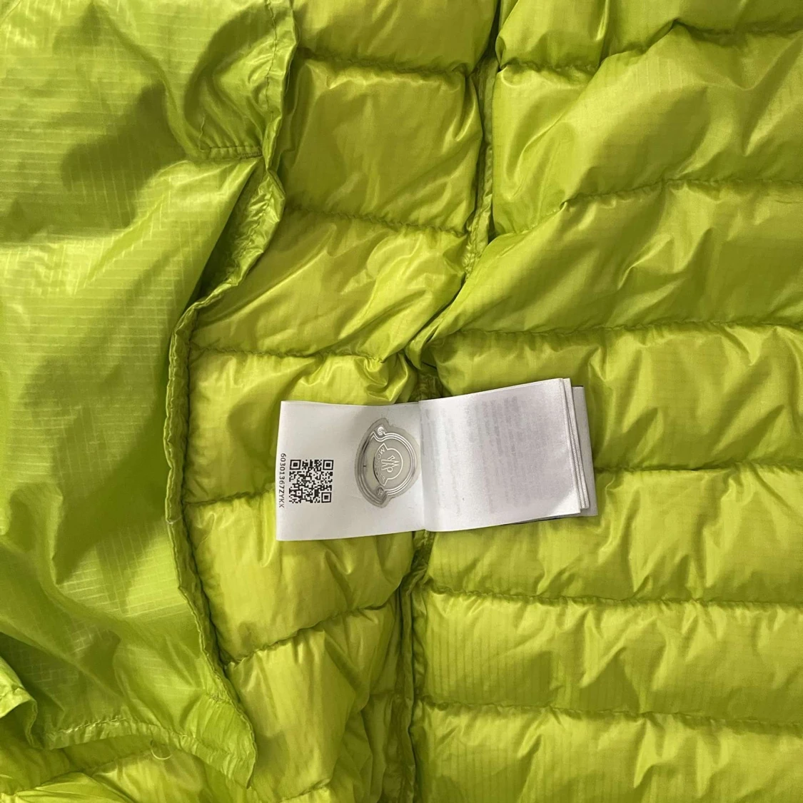 Neongul dunväst från Moncler - 4