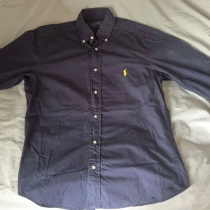 Mörkblå skjorta från Polo Ralph Lauren -  mörkblå skjorta från Polo Ralph Lauren i slim fit-modell. Nypris: 1600kr 50% billigare 
