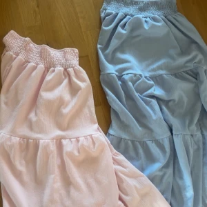Långkjolar - Två superfina långkjolar.  Super somriga fina rosa och blå färger. Aldrig använda