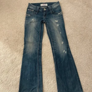 Blå bootcut jeans  - Blå bootcut jeans jag köpt utomlands. 💕De är lågmidjade och sitter jättebra, säljer då de är för långa på mig (jag är 155 cm) Innerbenslängden: ca 77 cm Midjemått: 35 cm Jag vet inte vad storleken är då det inte står men skulle säga xs - s. Skulle kanske passa m också. Lite slitna längst ner.  Pris kan diskuteras