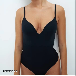 Body från h&m - Söker denna i S pågrund av att den jag har i xs har för liten kupa för mig så snälla säg att nån har just denna i S och vill sälja🙏🏼🙏🏼
