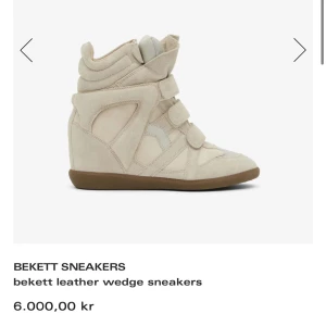 Isabel Marant Bekett sneakers - Kjøpt i Stockholm for 6000kr, og er pent brukt💞Sendes fra Norge, størrelse 39/40.                                                       Snygga beige wedge sneakers i mocka och skinn med coola paneldetaljer och kardborreband. Skorna har en hög siluett och en dold kilklack som ger extra höjd utan att tumma på komforten. Perfekta för dig som vill sticka ut med en unik och trendig look.