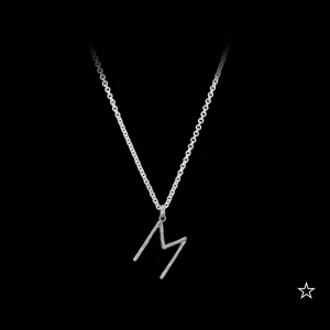 Maria Nilsdotter halsband med bokstaven R - INTRESSEKOLL Stilrent halsband i silverfärg med en tunn kedja och ett hänge i form av bokstaven R. Jättebra skick och används inte längre pågrund av att jag bytt till guld smycken💗💗💗