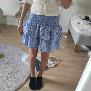 Blommig kjom - Blommig kjol från vero moda. Använd några gånger. Skriv för frågor