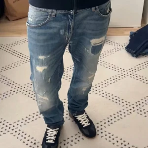 Tiger of Sweden jeans med slitningar  - Otroligt feta jeans med slitningar, svårt att få tag på, otroligt feta och unika, priset kan diskuteras!