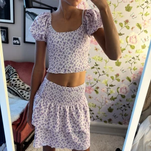 Lila sett - Jätte gulligt lila sett från gina. Hör av er om ni vill ha en del av setet. Hela setet=200kr. Antingen kjolen eller toppen=100kr