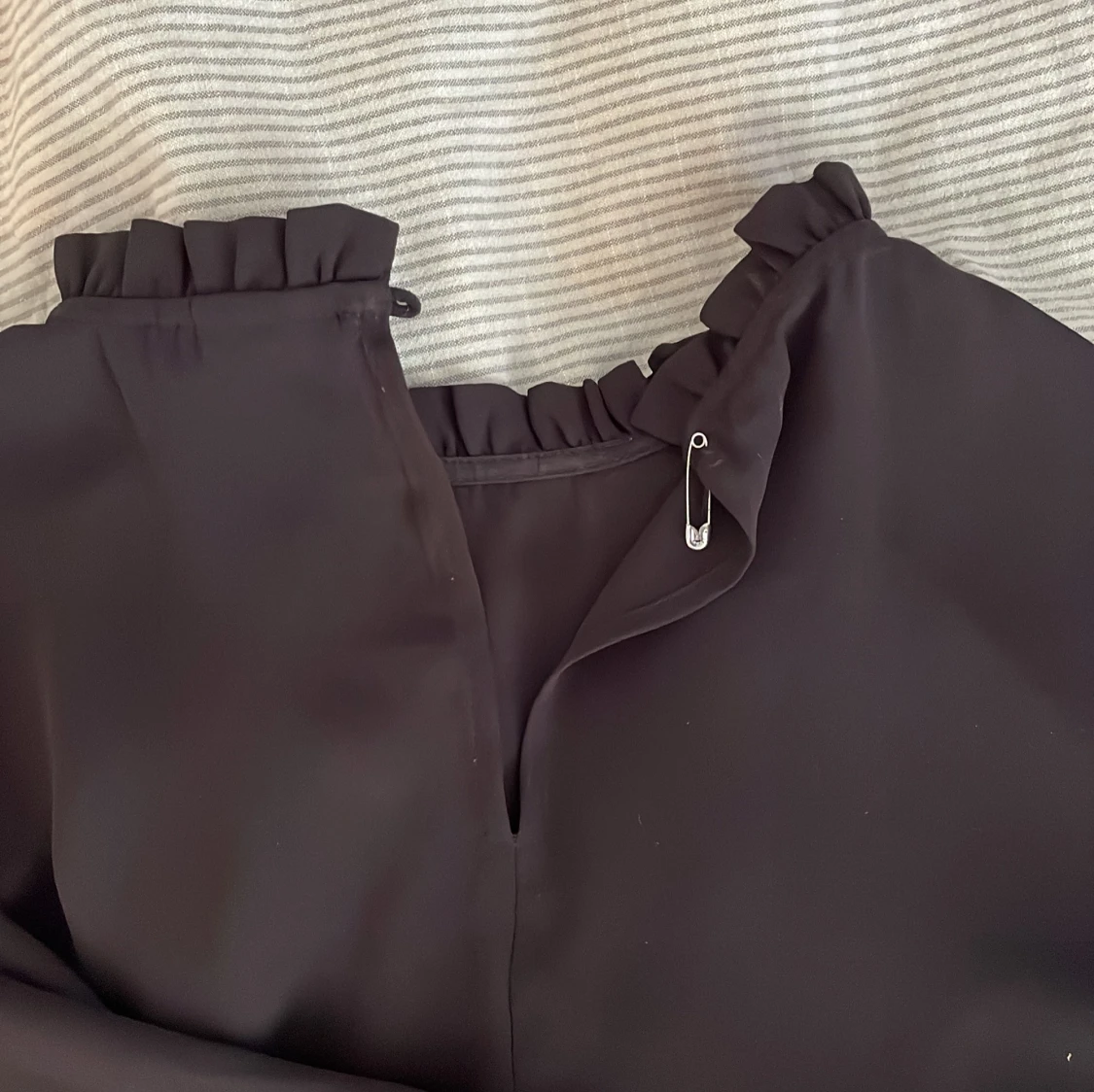 Svart volangblus från Gina Tricot - 3