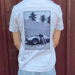 ✨Limitato T-shirt med tryck i Vitt - stilren sommarsuccé☀️ - Rosa/vit T-shirt från Limitato i strl M. Tunn och lyxig känsla - funkar lika bra till jeans som shorts. ✅ Jättebra skick! ✨ Stilsäker design - idealisk sommarlook! 💸 299kr - fyndläge! 🚚 Fri frakt just nu! Passa på 🌟