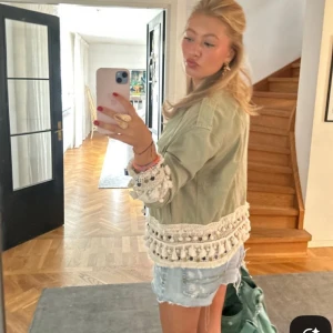 Grön kappa från Zara - Skit snygg kappa/jacka från Zara som inte säljs längre!! Skriv för fler bilder💕