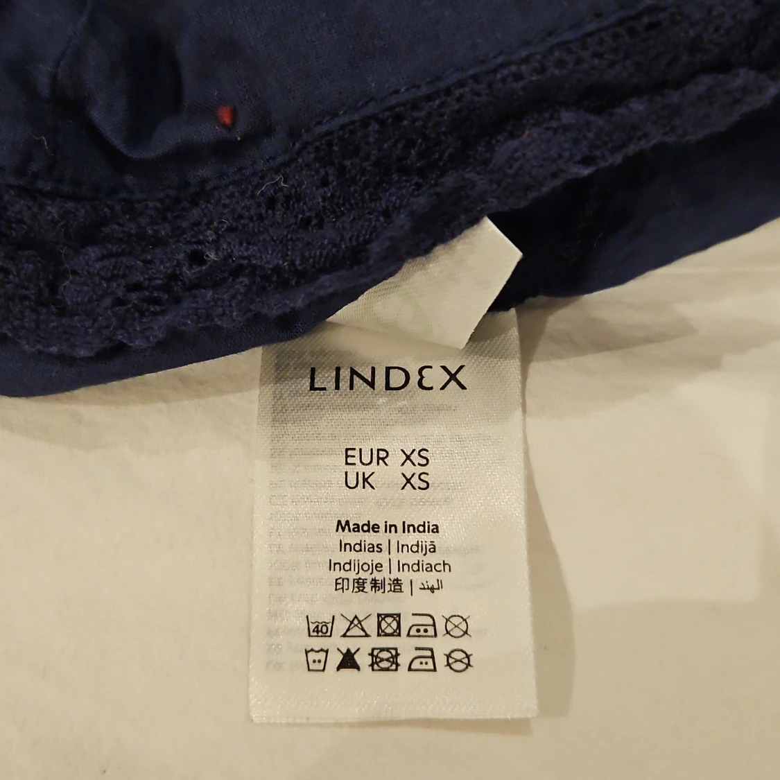 Mörkblå blus med volang från Lindex XS - 3