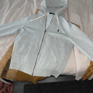Ralph Lauren zip hoodie - Hej! Säljer en ralph lauren zip hoodie i storlek S, skriv om du har några funderingar.