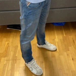 Replay Anbass ljusblå jeans herr - Tjena! Säljer dessa snygga ljusblåa Replay Anbass jeans i storlek 33/34 i modellen slim fit. Skicket är 9/10 och de har inga defekter. Jag på bilden är runt 175 lång och väger runt 65 och de är lite stora i midjan och längden. De ser lite olika ut på färgern men det är bara ljuset! Hör gärna av dig för frågor eller extra bilder!