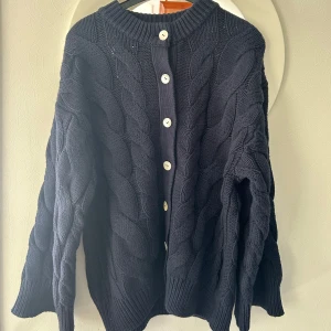 Kofta Ginatricot - Helt ny kofta med prislapp kvar, storlek S.