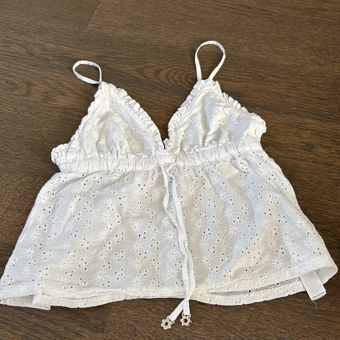 Vit broderad linnetopp från Censored