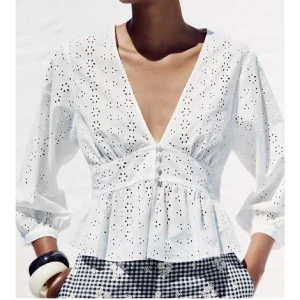 Vit blus  - Superfin vit blus från Zara som inte kommer till användning, skriv för fler bilder på om intresserad💗