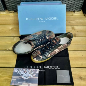 Philippe model skor  - Säljer nu dessa as feta Philippe model camo skor i storlek 44 sulan är 30cm. Allt og ingår i köpet, box, skor, dustbag, två kort. Skicket är 10/10 inga skador alls. För fler frågor eller funderingar är det bara att höra av sig