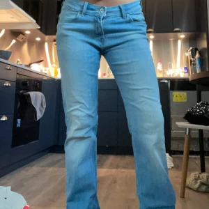 Ljusblå vitage jeans från Lee - Säljer ett par ljusblå jeans från Lee med klassisk femficksdesign. Jeansen har låg midja och är tillverkade i mjukt denimtyg. Snyggt slitna detaljer och Lee-logga på bakfickan. Perfekta för en avslappnad och trendig look. (Obs har inga mått se bilder för referens!)💗💗