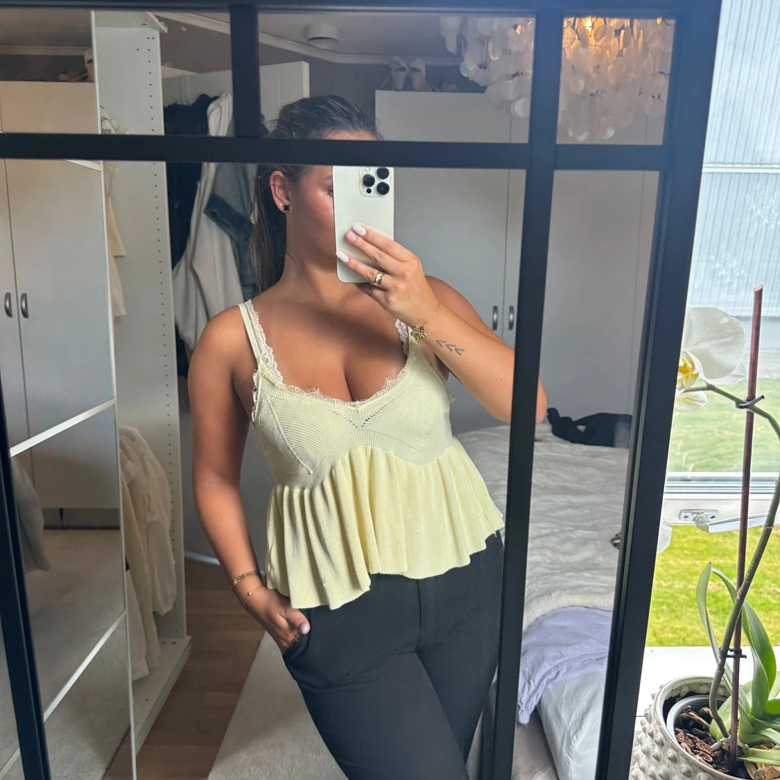 Gul linnetopp med spetsdetaljer - 1