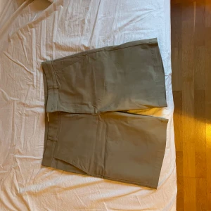 Beige shorts från Samsøe Samsøe M - Nypris 1 199kr. Stilrena beige shorts från Samsøe Samsøe i modellen Sextus. Klassisk rak passform med bälteshällor, sidofickor och två bakfickor. Perfekta för sommardagar och lätta att matcha med det mesta. Färgen heter Elmwood och materialet känns som bomull. Skicka gärna prisförslag och skicka meddelande vid frågor