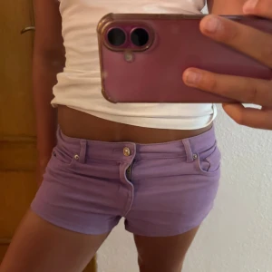 Lila jeansshorts med låg midja - Säljer ett par snygga lila jeansshorts med låg midja.   Storlek 36: Använda fåtalgånger: Pris: 300kr snabb affär pris kan diskuteras 