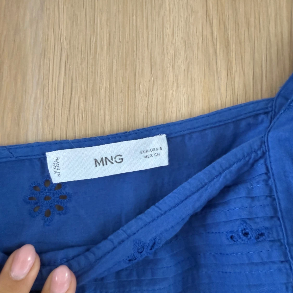 Blå blus med volang från MNG - 2