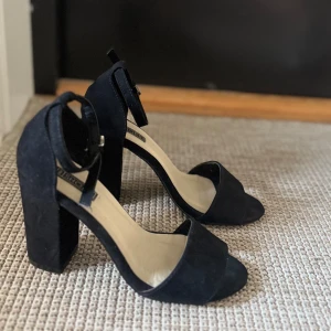 High block sandal NLY - Sandal från NLY Shoes Mockaimitation Rundad, öppen tå Band över tårna Försluts med reglerbart band kring ankel Klädd blockklack Klackhöjd 10 cm . orginalpris 399 kr 